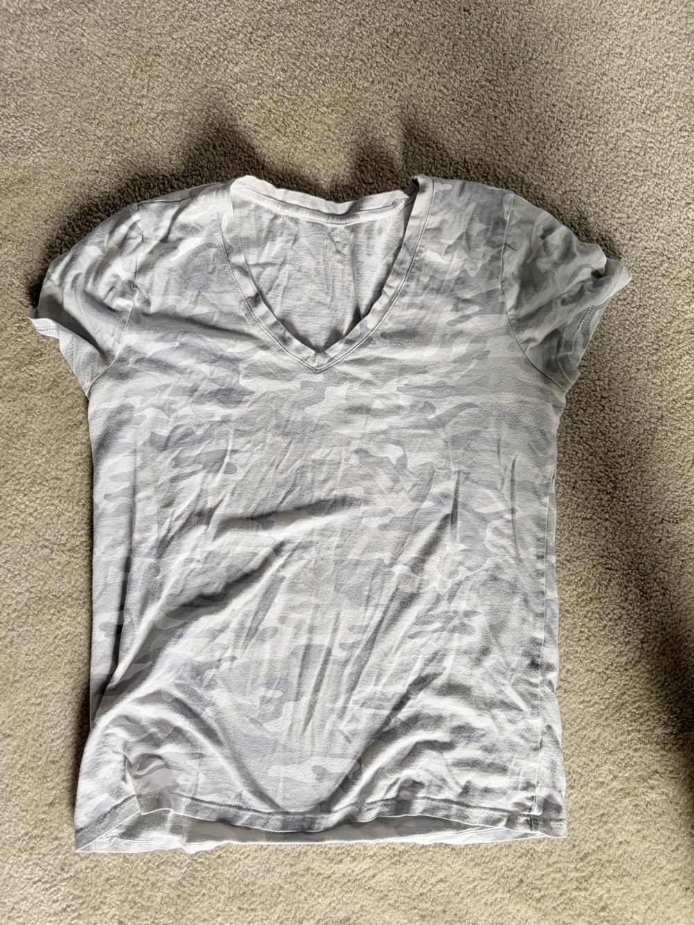 🔥 SALE! 5 for $20 🛍️ GAP Gray Camo V Neck T Shirt